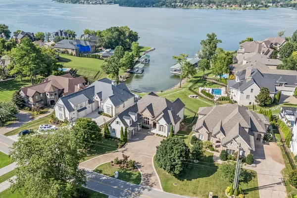 3033 LAKESHORE DR