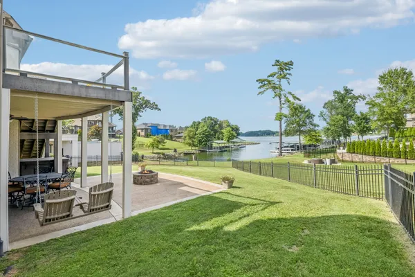 3033 LAKESHORE DR