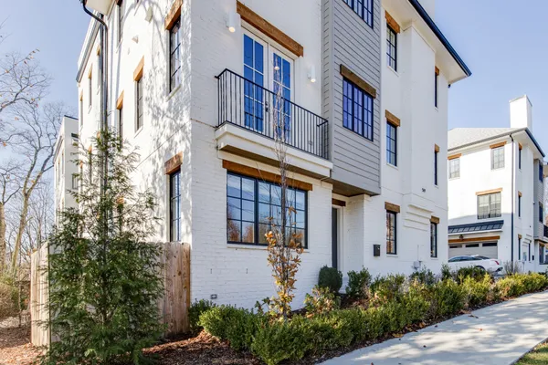 519 CHESTERFIELD AVE 8