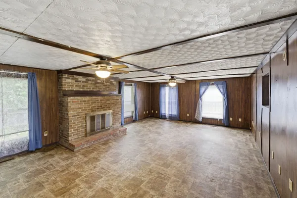 207 CENTER ST