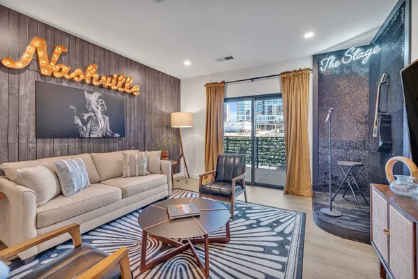 635 7TH AVE 318