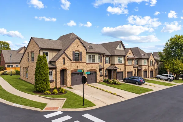334 WINDGROVE TER
