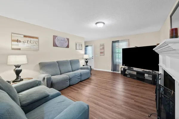1038 PHILLIP DR