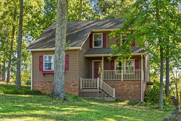 822 HILLSIDE DR