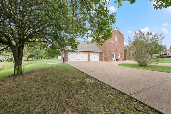305 LYON DR