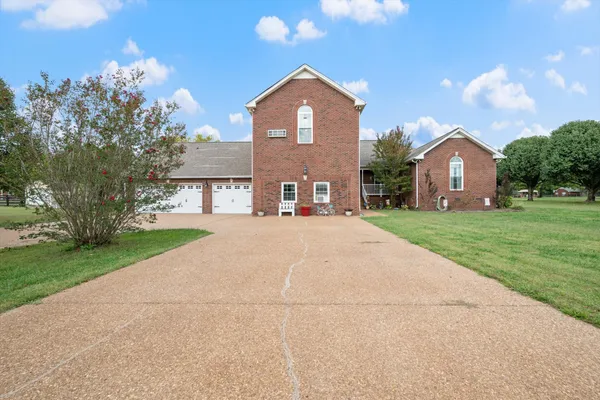 305 LYON DR