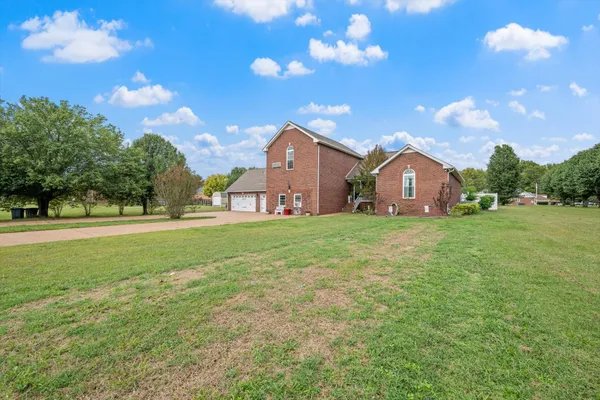 305 LYON DR