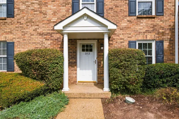 103 COTTAGE PL