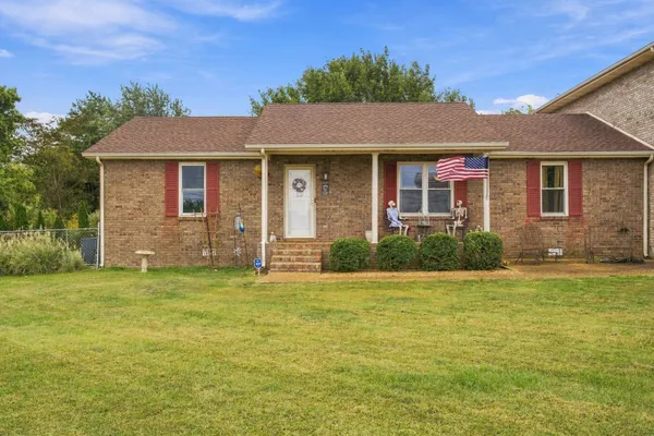 103 STAGGS DR