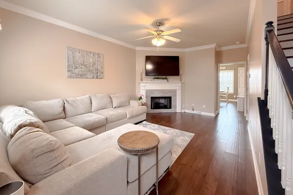 305 DAKOTA DR