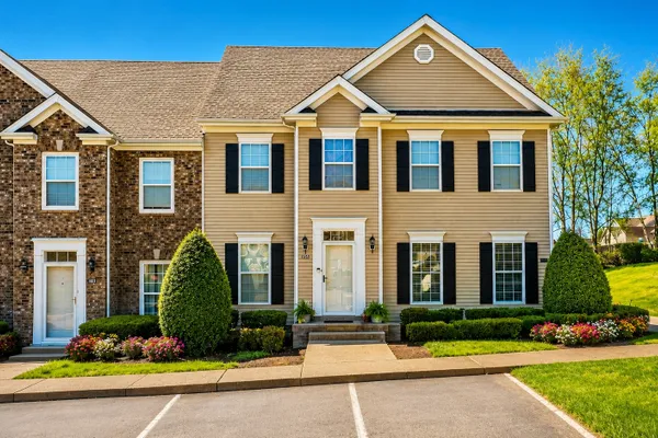 305 DAKOTA DR