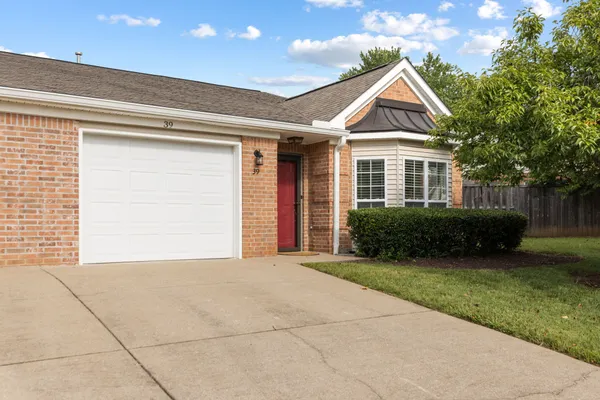 39 CHADWELL LN