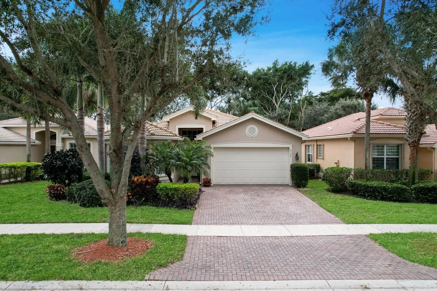 Valencia Pointe