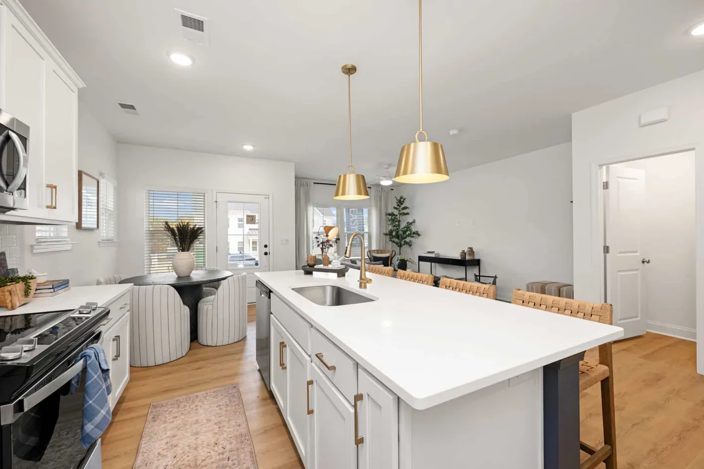 Kitchen island with seating and breakfast nook