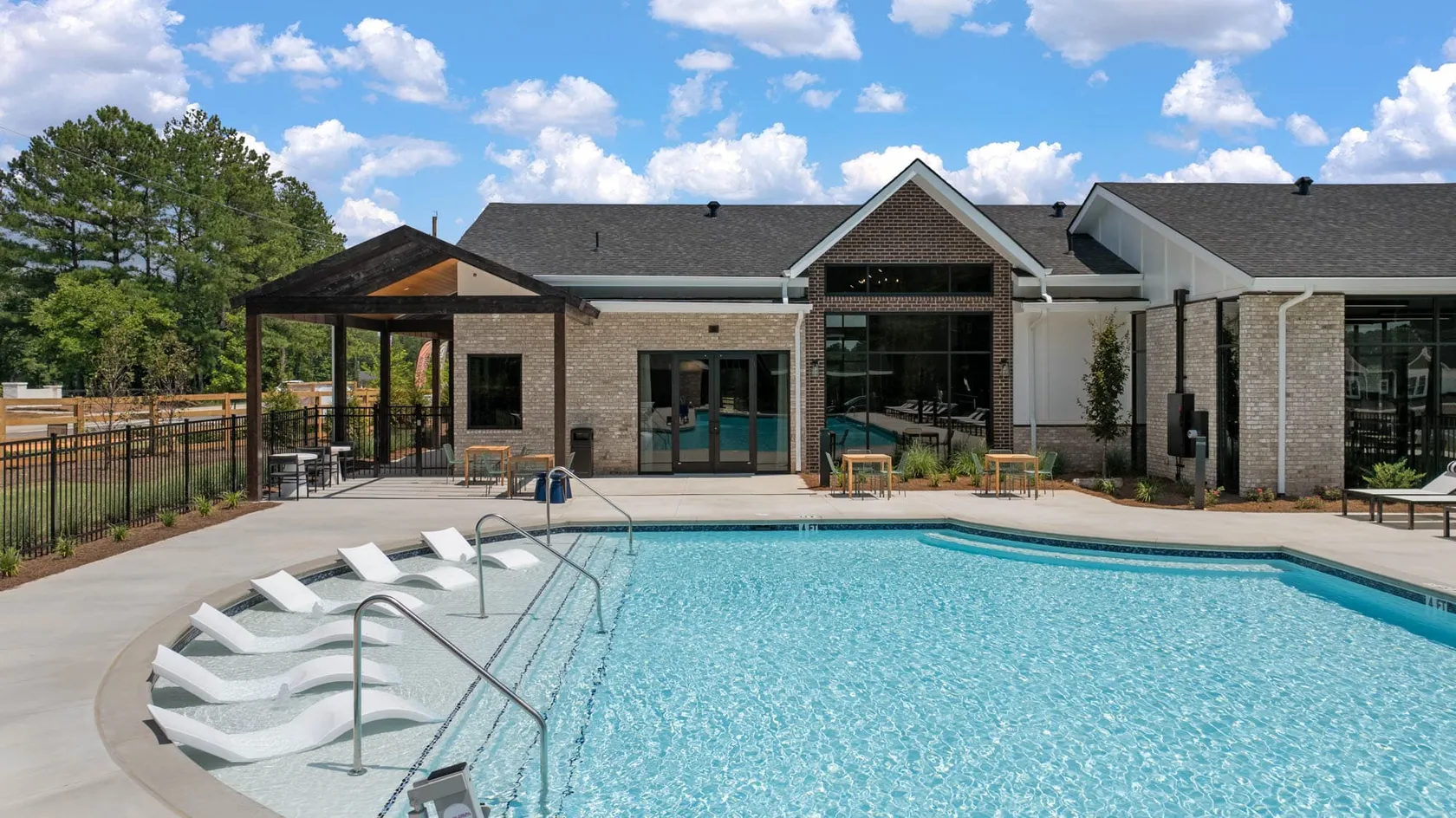 Pool & Lounge