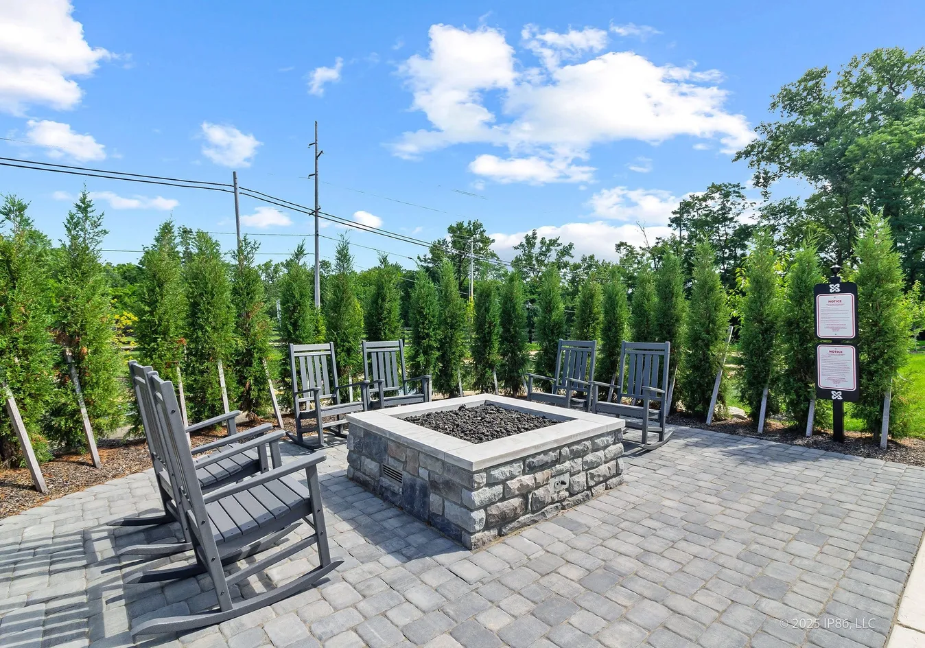 Outdoor fire pit