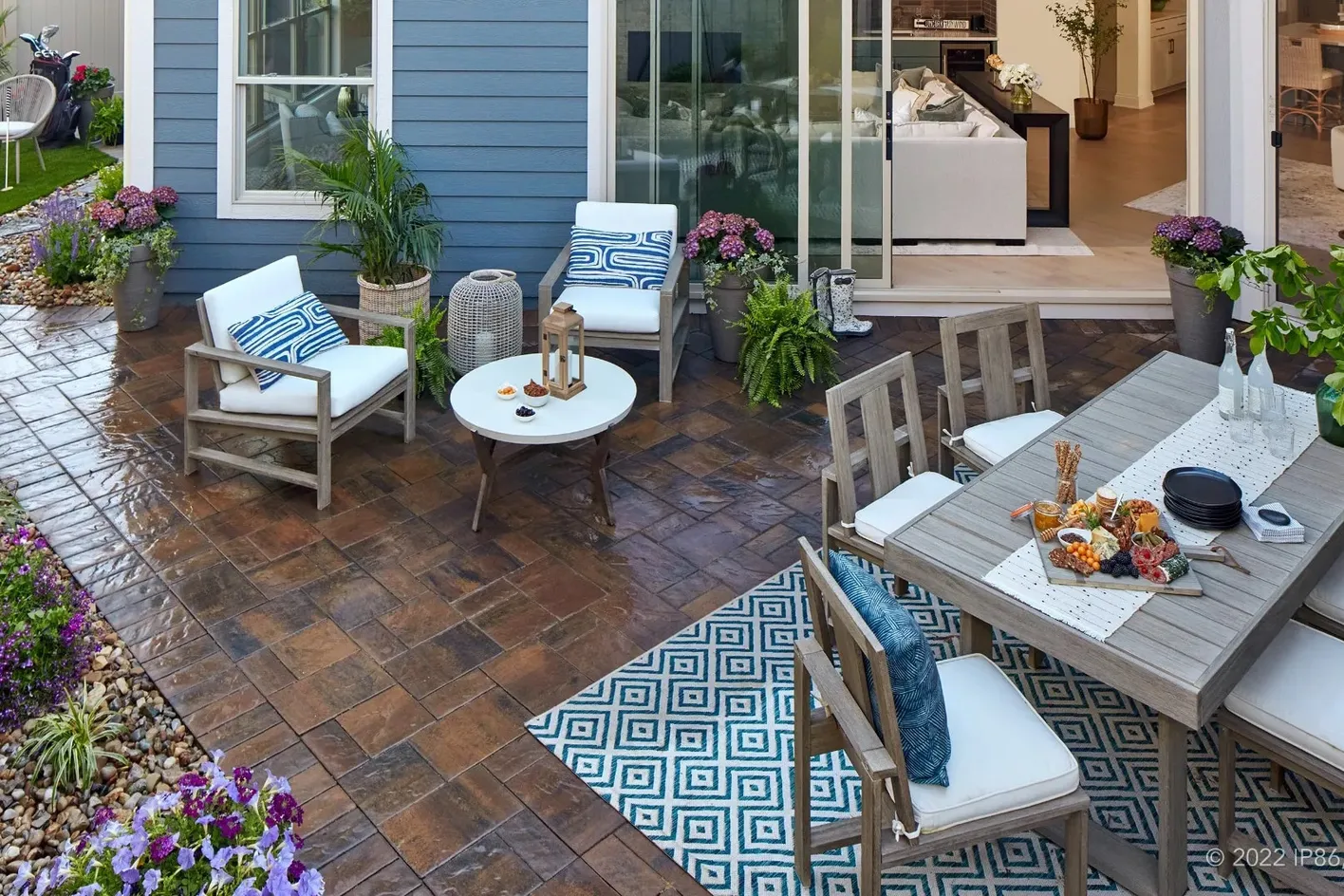 Outdoor dining and lounge patio