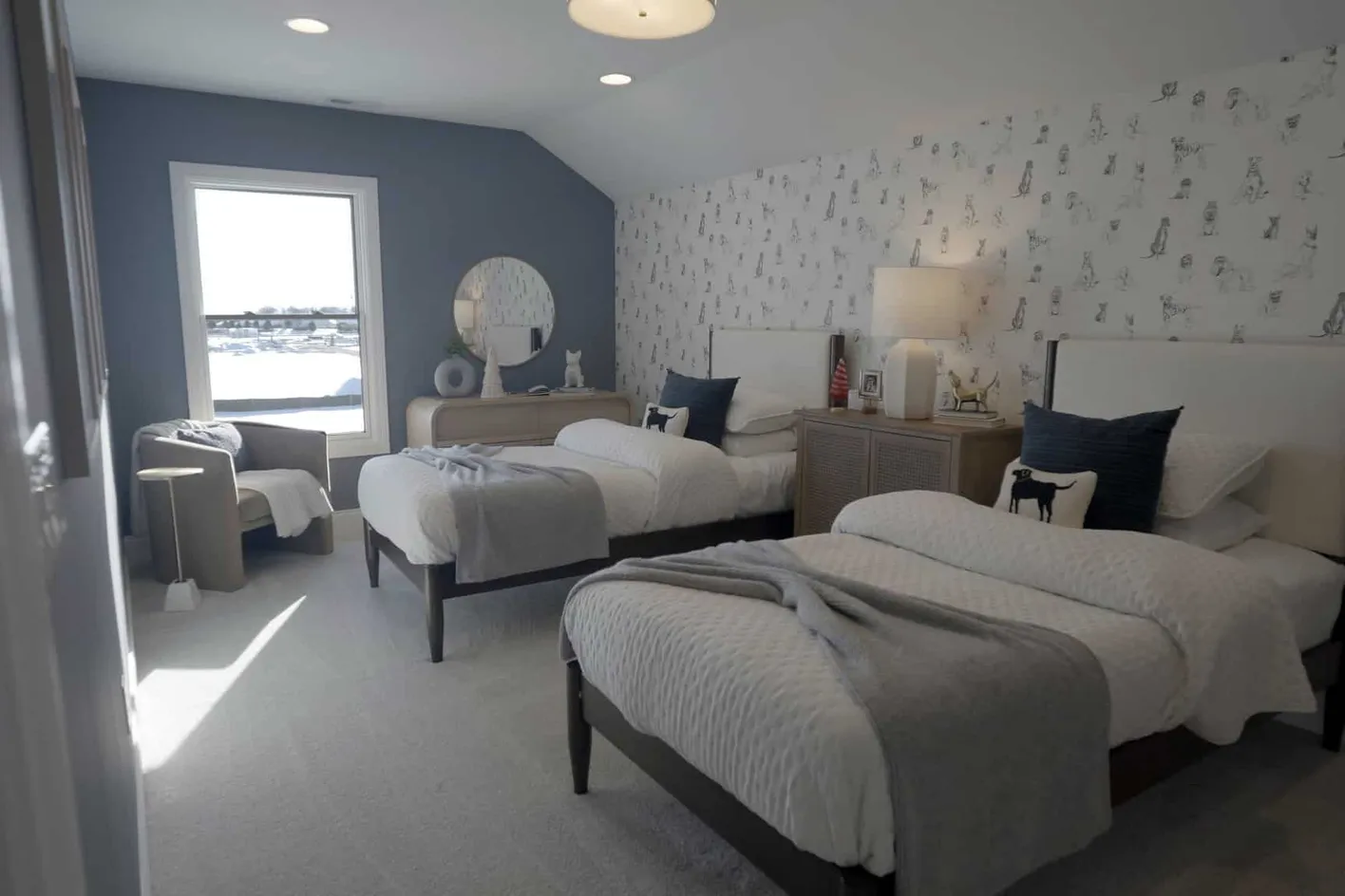 Twin guest room