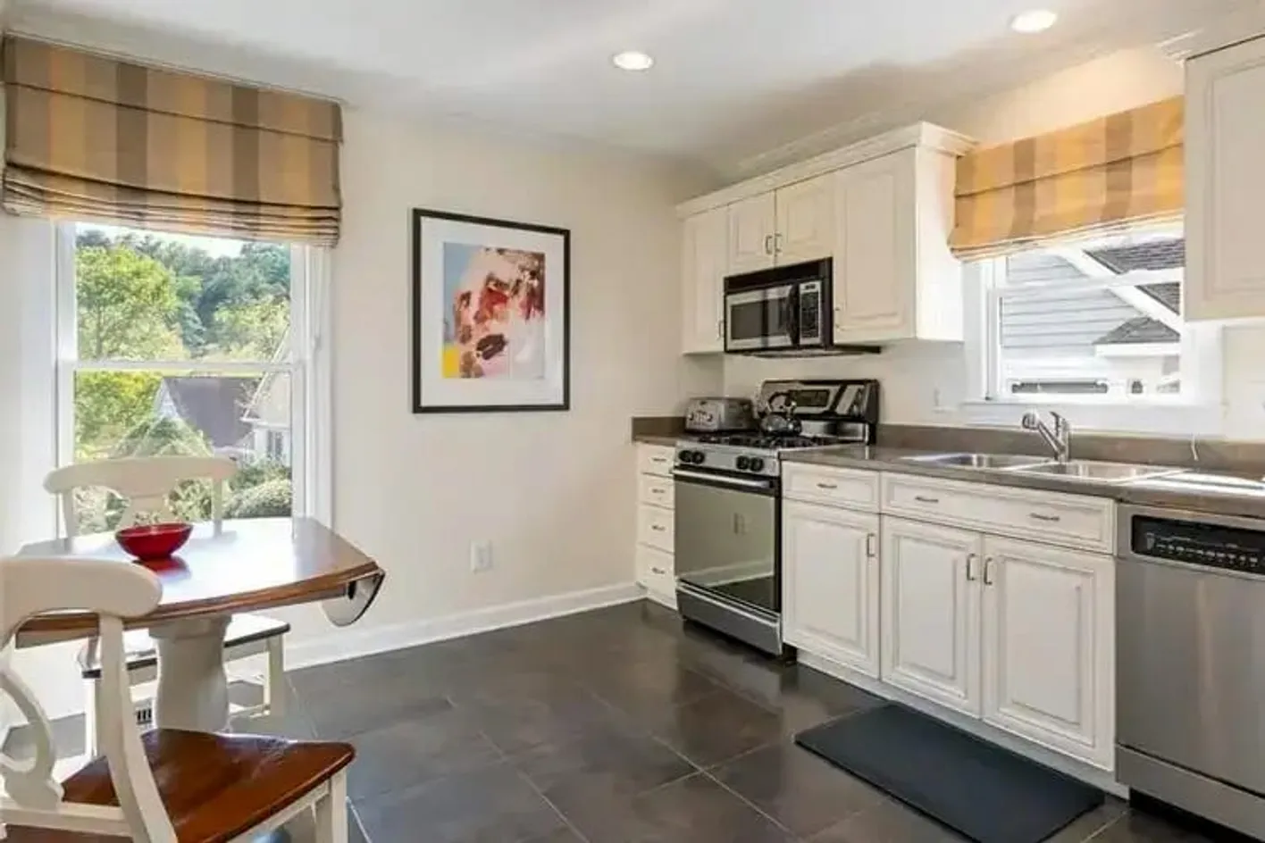Kitchen Seating & Appliances