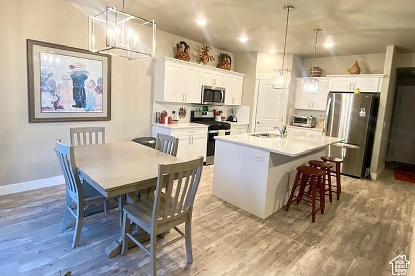 Kitchen & Dining
