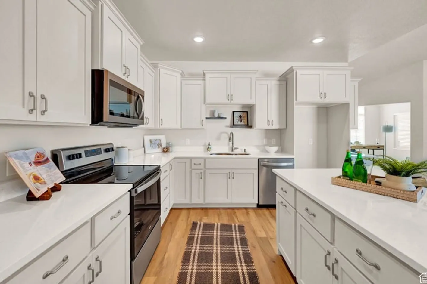 Kitchen Island & Appliances