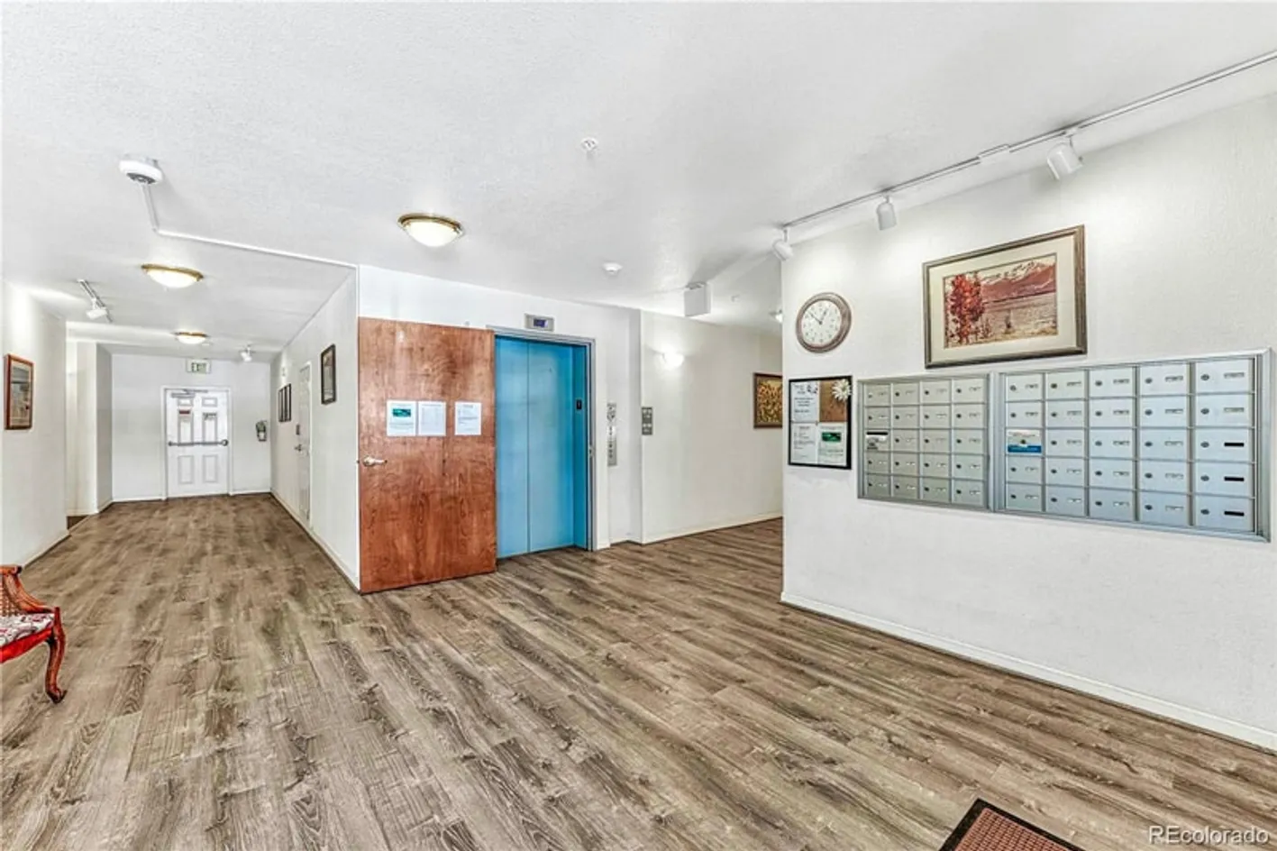 Foyer & Mailboxes
