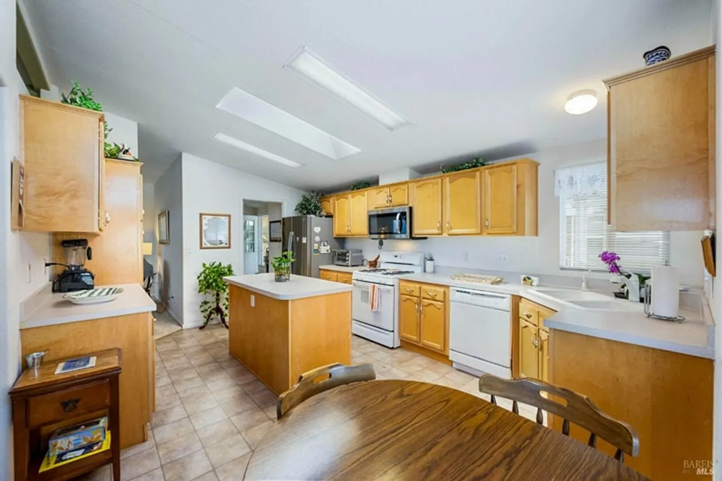 Kitchen & Dining