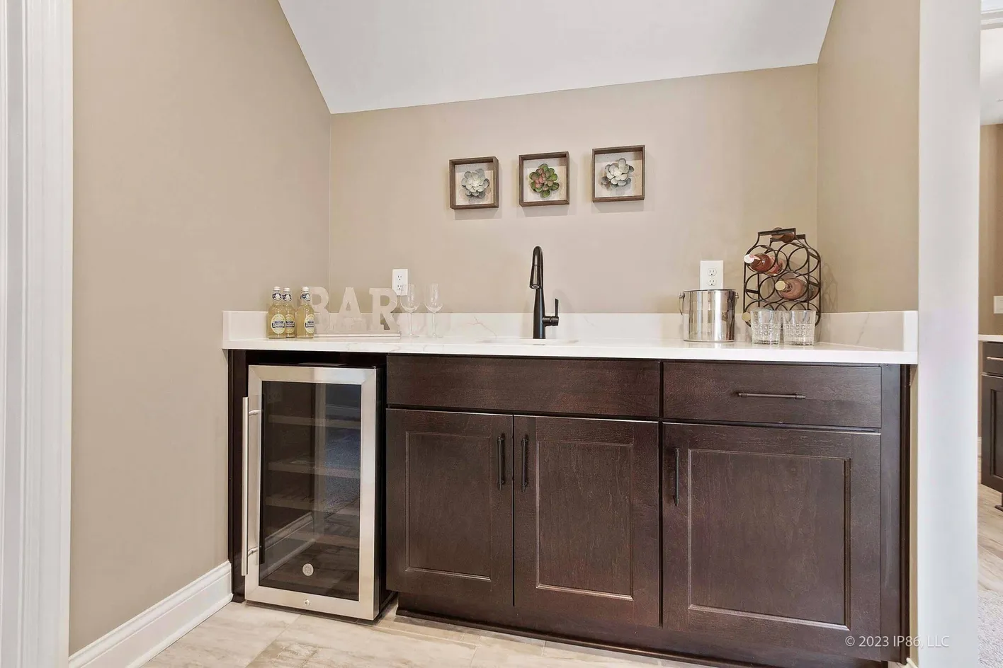 Model Bar