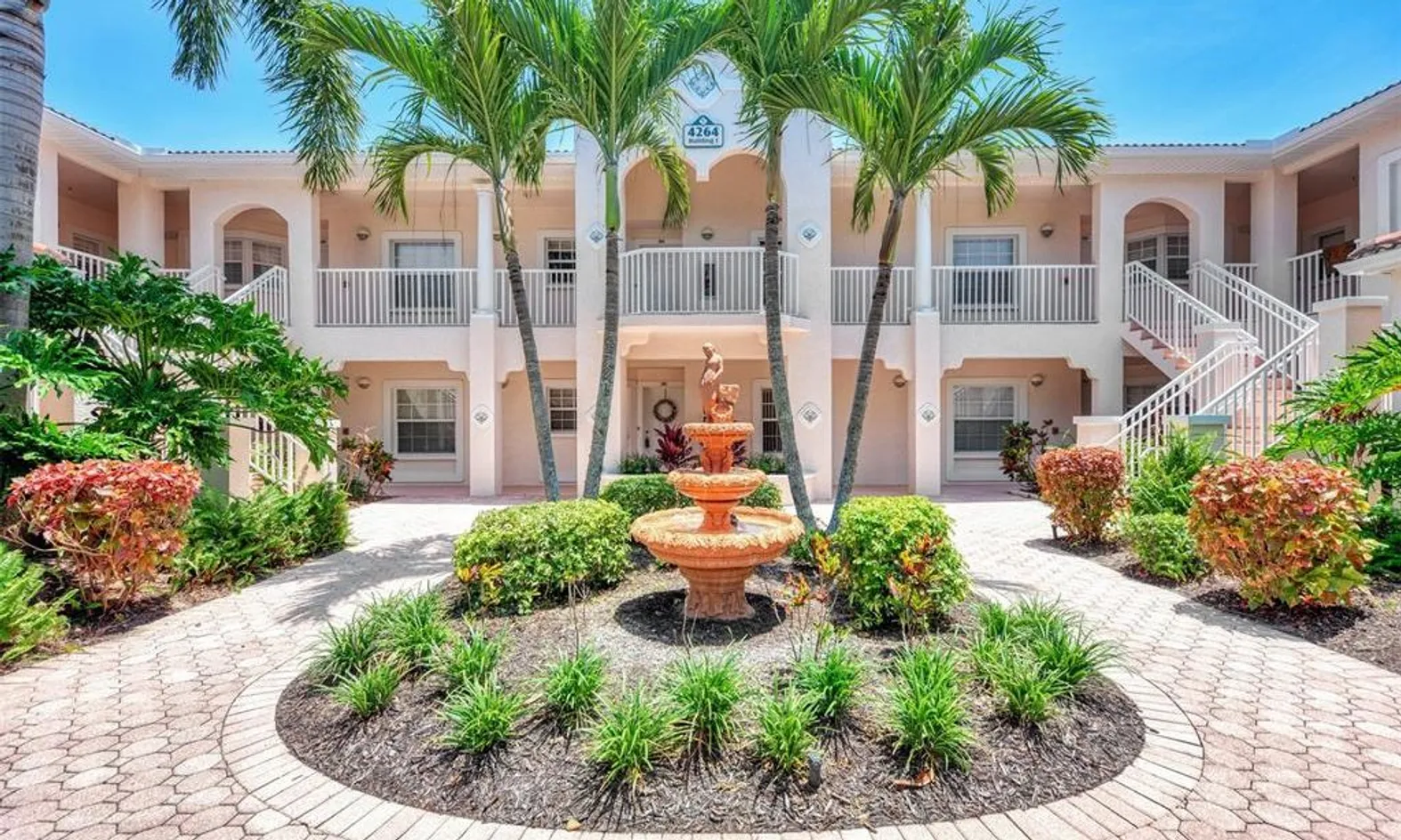 Plaza De Flores on Palmer Ranch