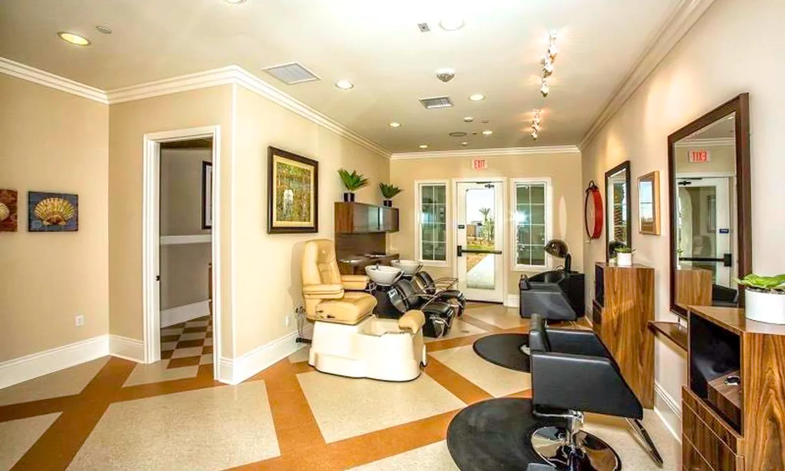 Beauty Salon & Massage Room