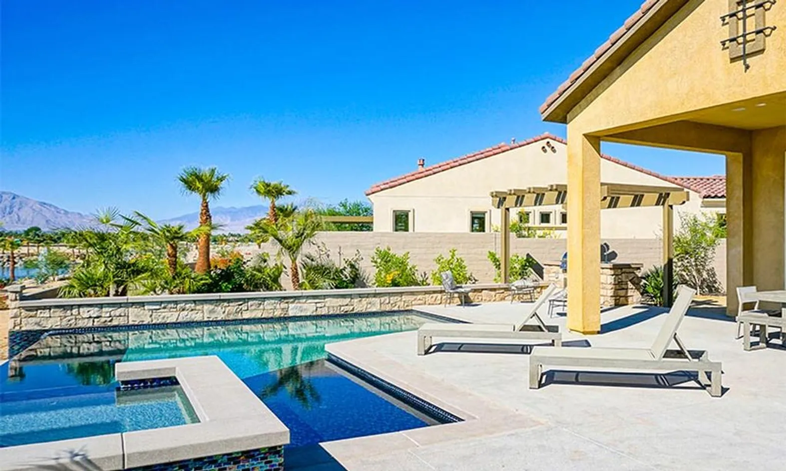 Outdoor Pool & Spa