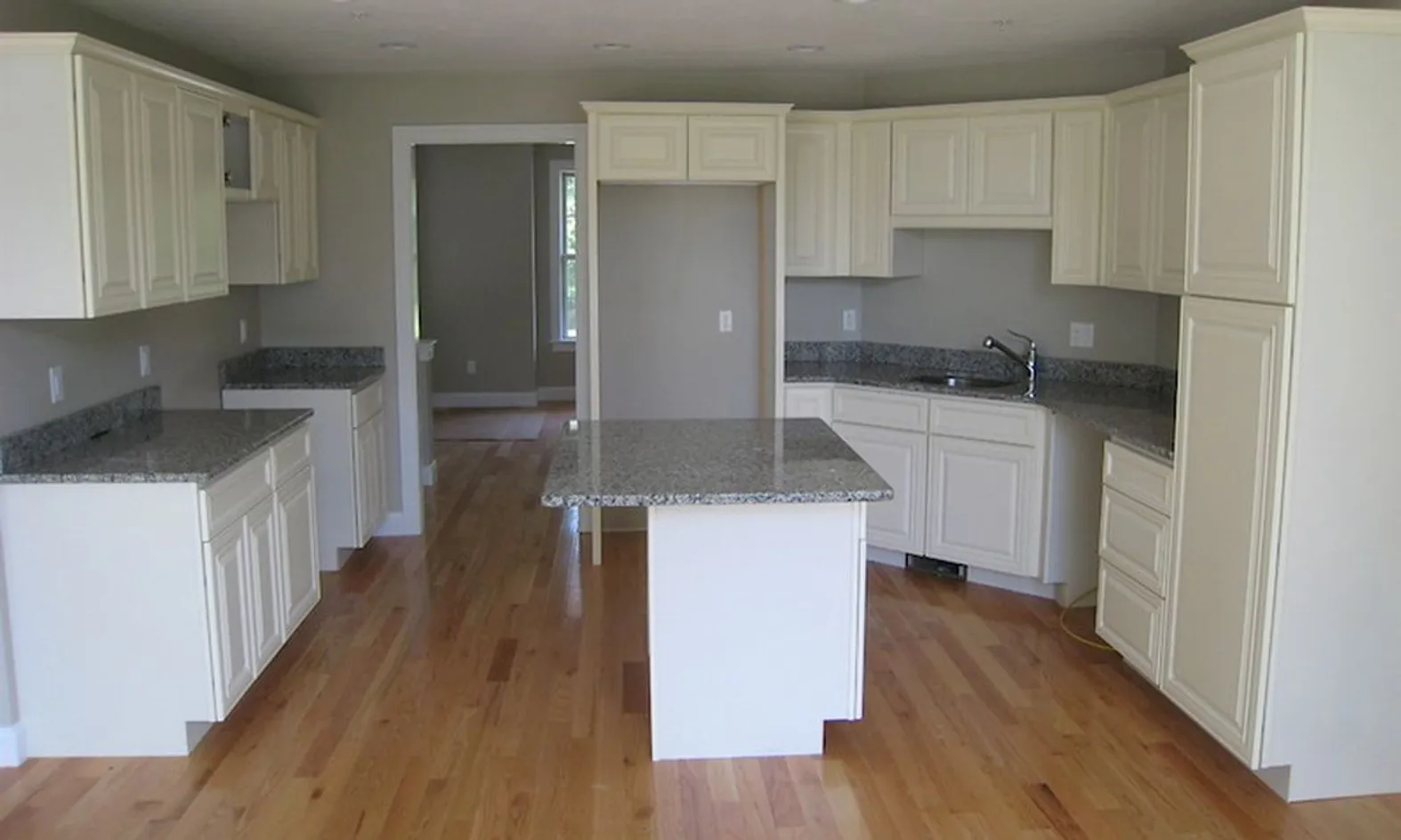 Granite Countertops and Kitchen Islands