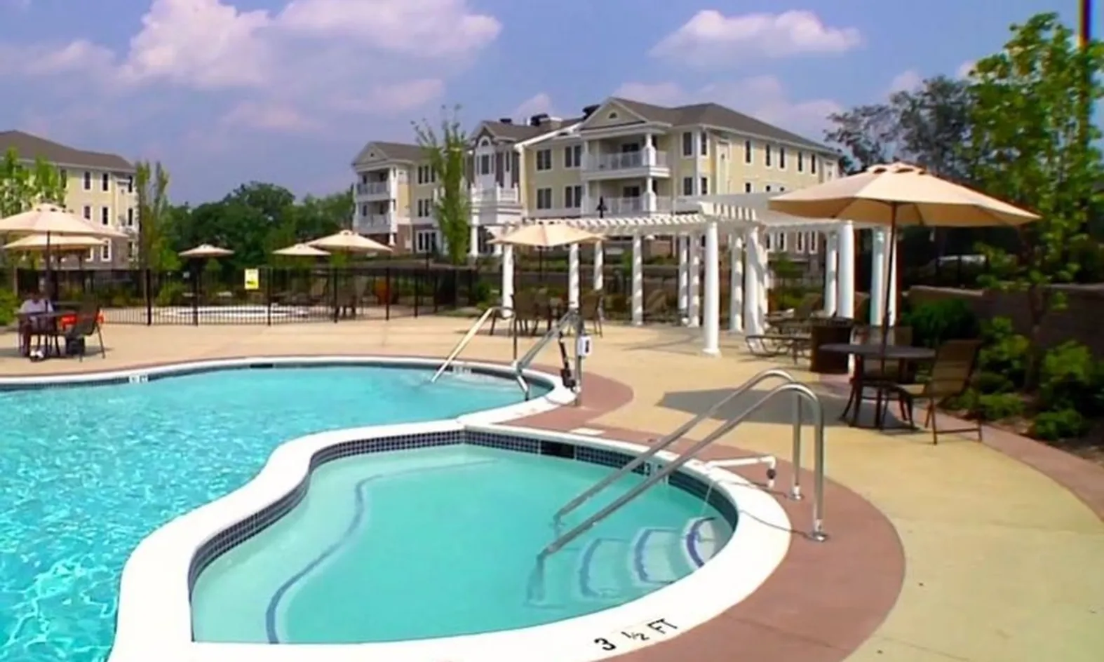 Outdoor Pool & Spa