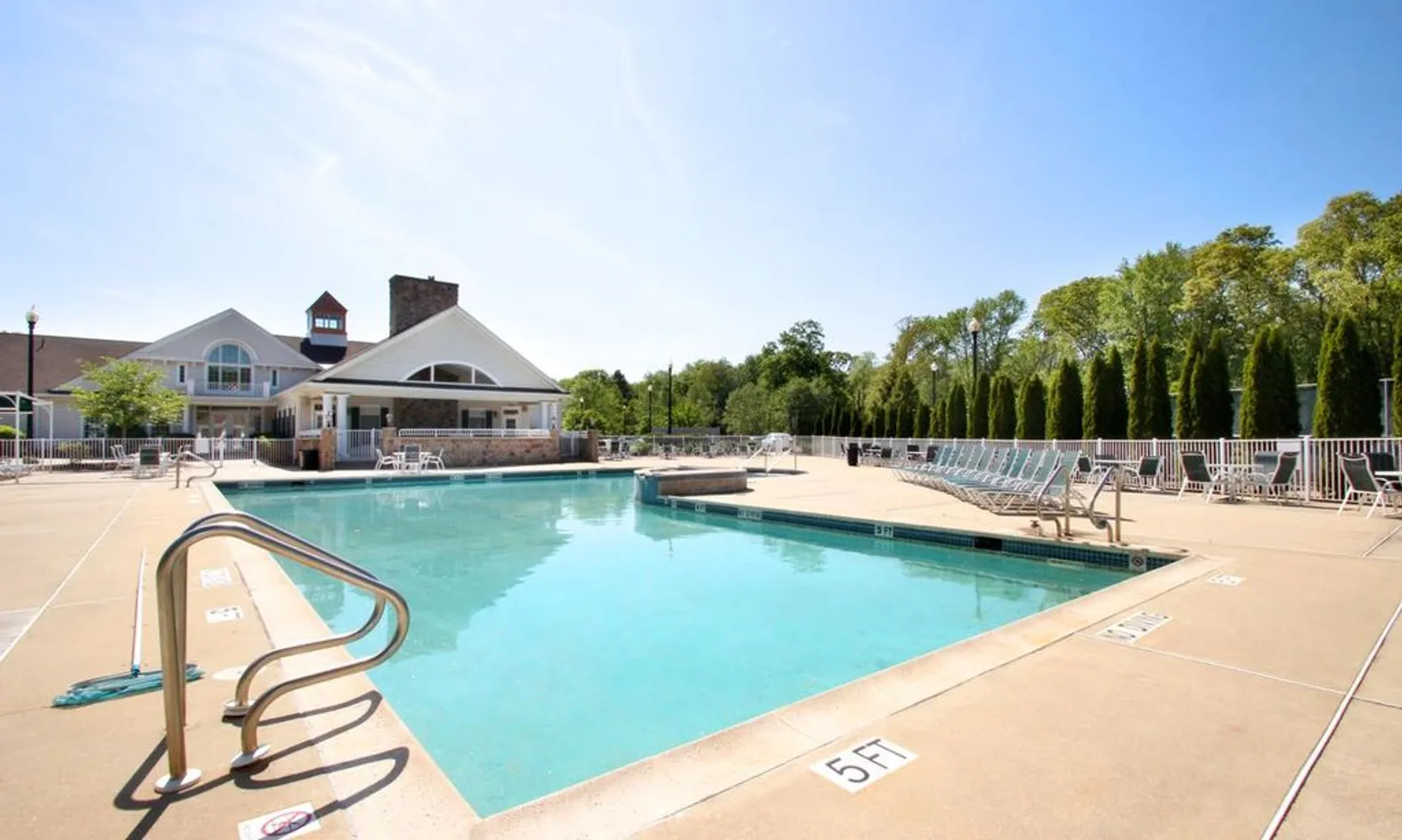 Outdoor Pool & Spa
