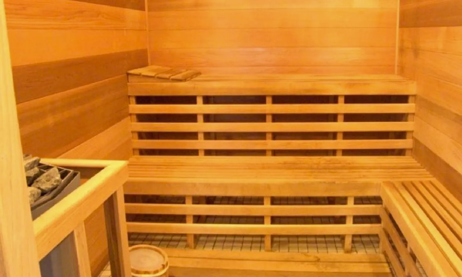 2 Saunas