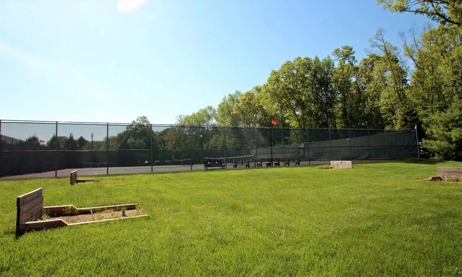 2 Horseshoe Pits