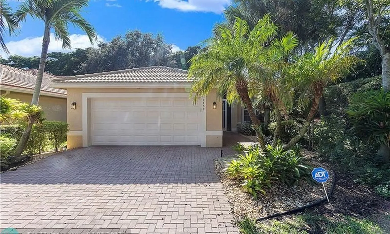 Valencia Pointe