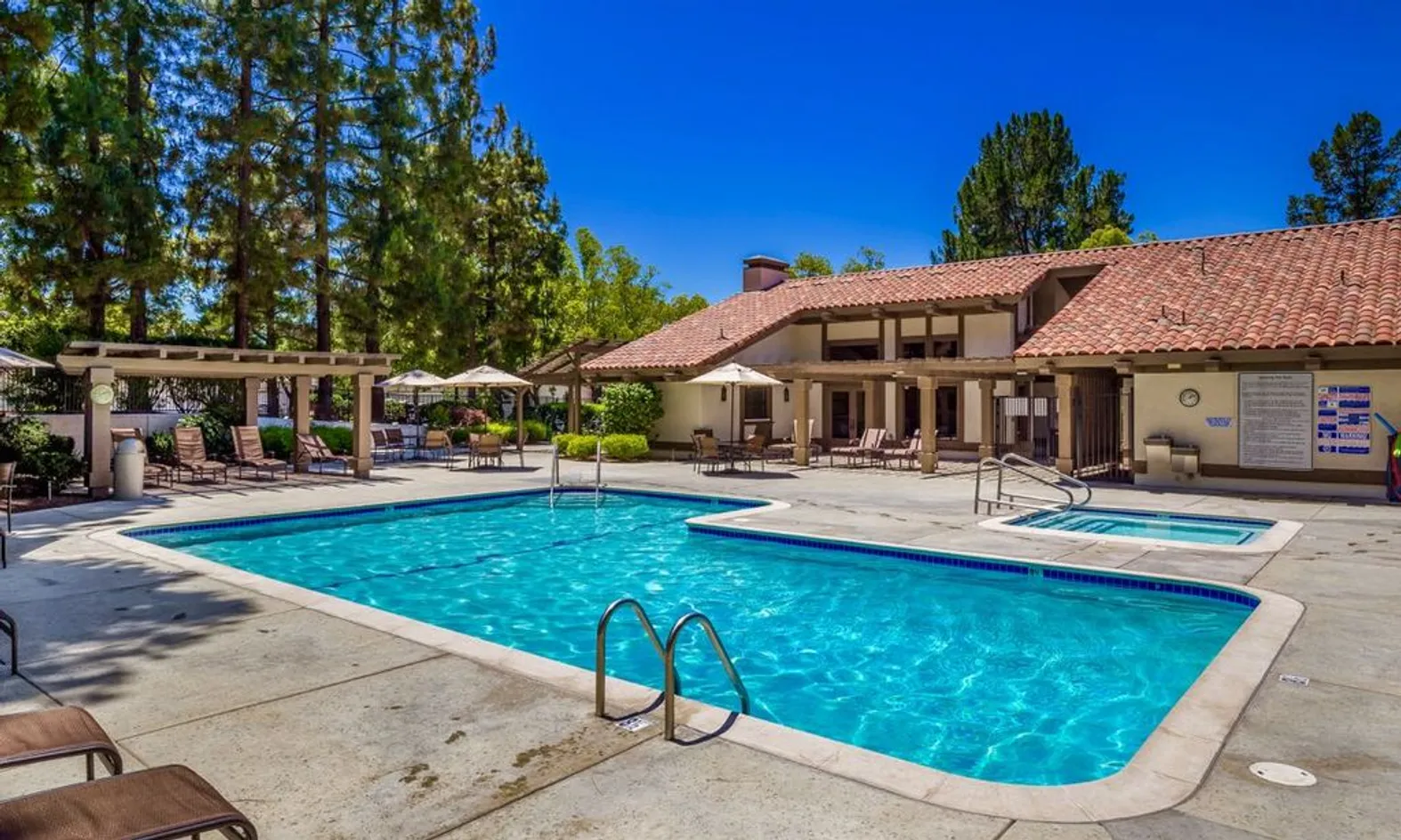 Cribari Center Outdoor Pool & Spa