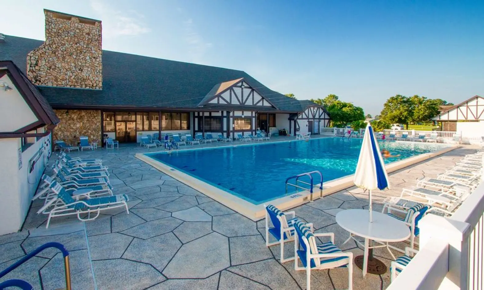 Outdoor Pool & Spa