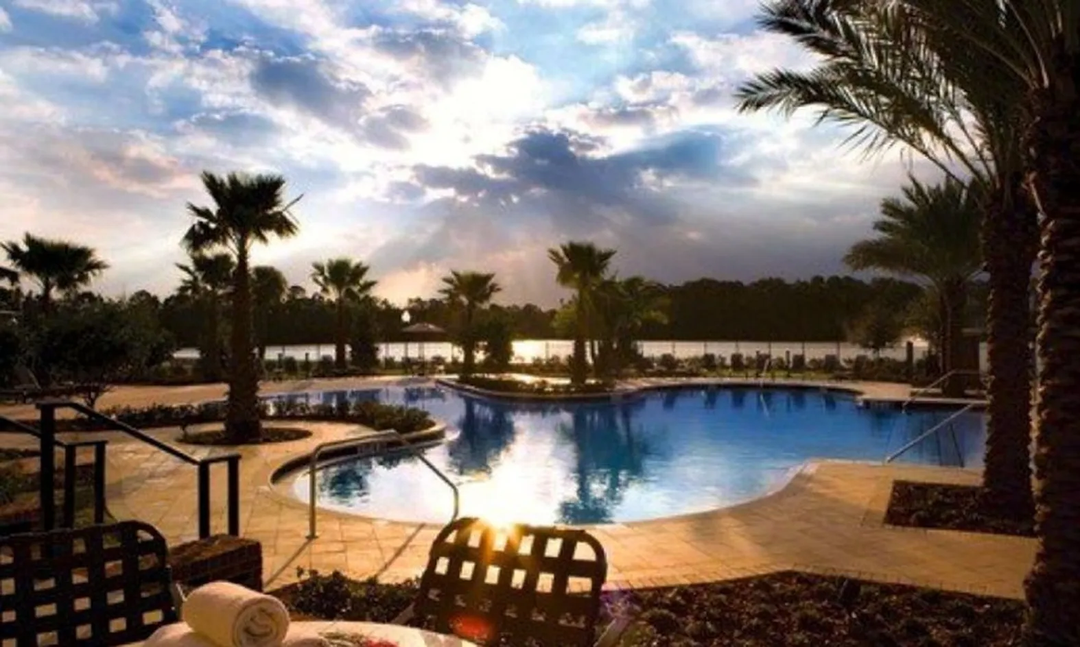 Outdoor Resort-Style Pool