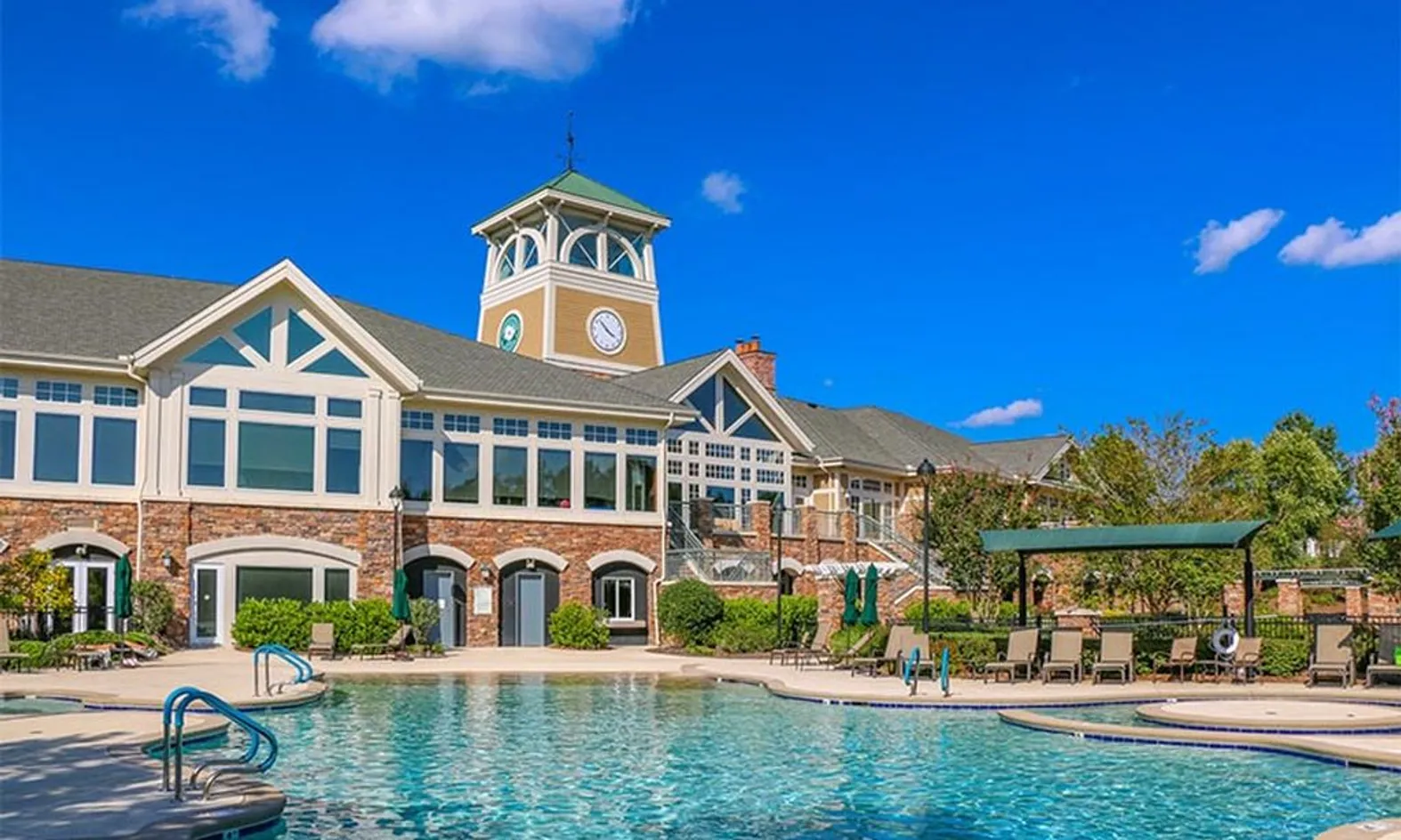 Outdoor Resort-Style Pool