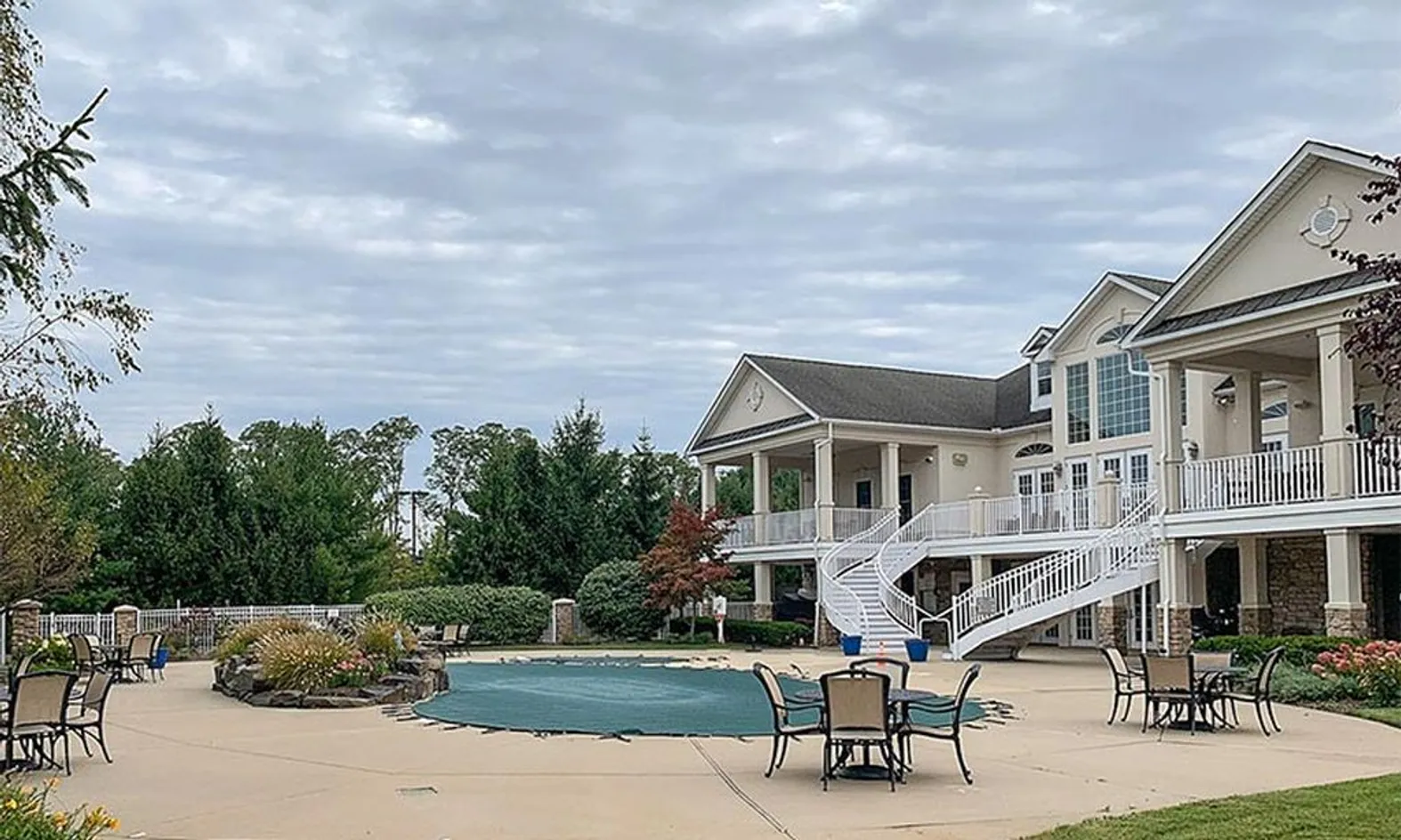 Outdoor Pool & Spa