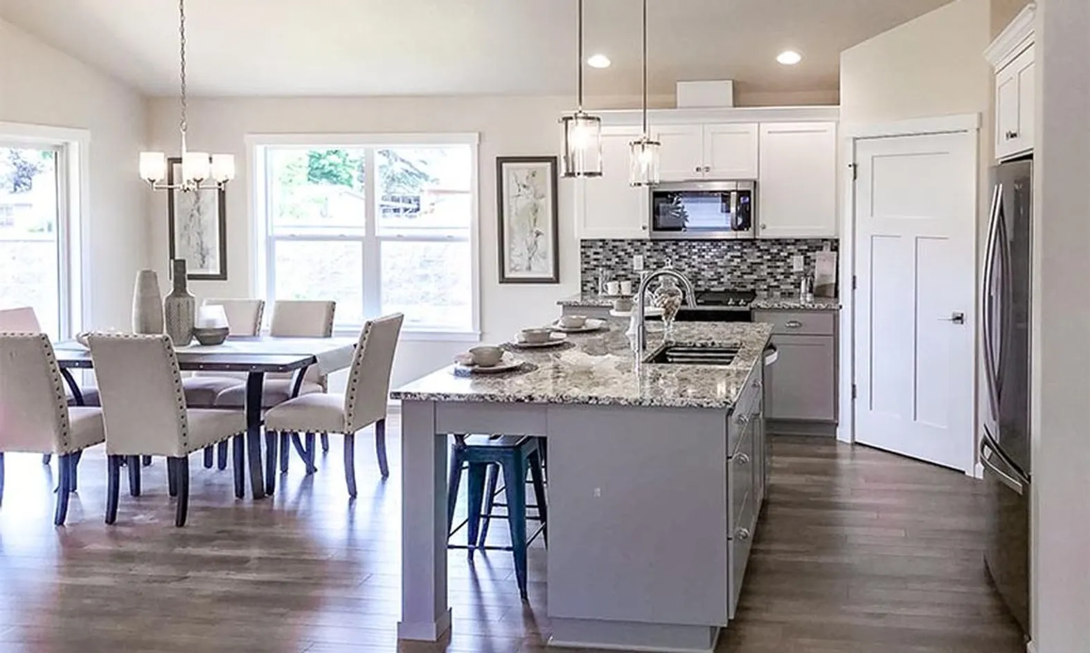 Kitchen & Dining Area