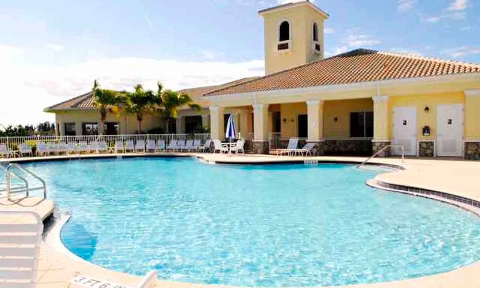 Outdoor Resort-Style Pool