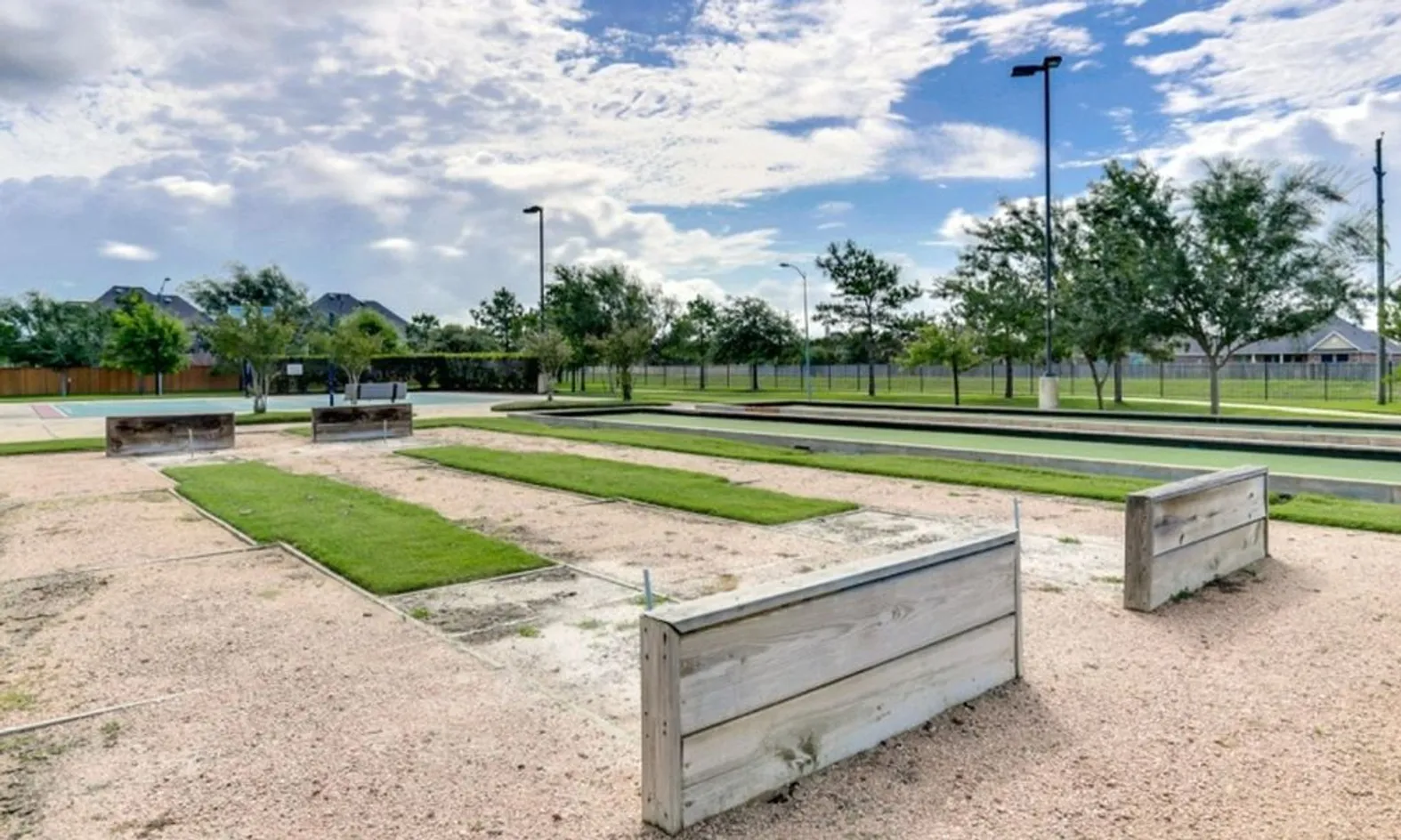 2 Horseshoe Pits