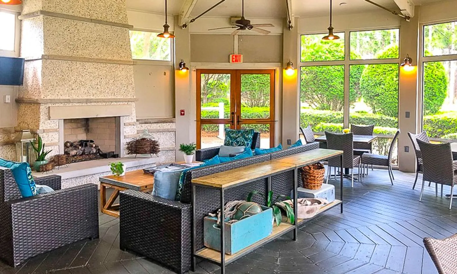 Lounge & Fireplace