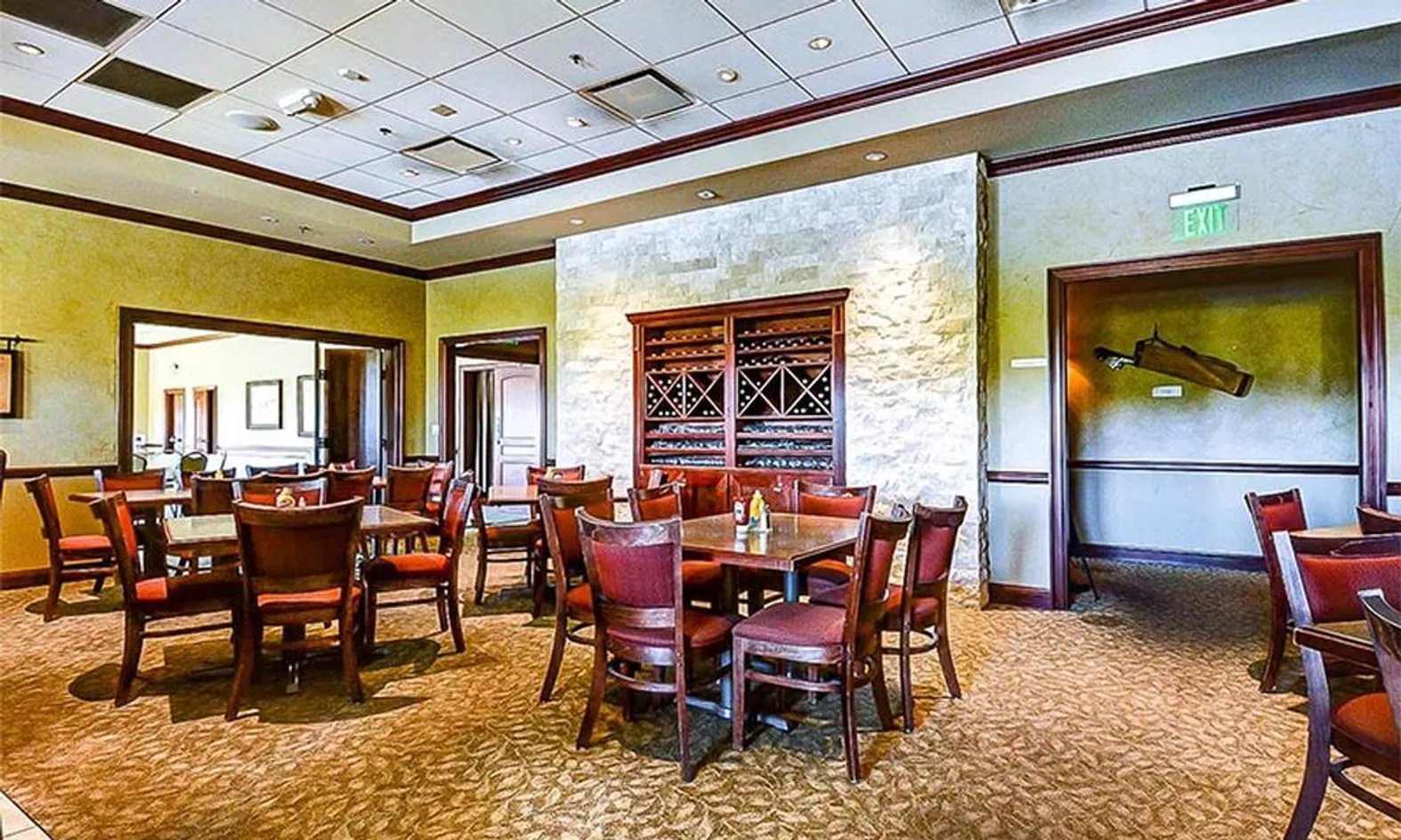 Restaurant & Bar