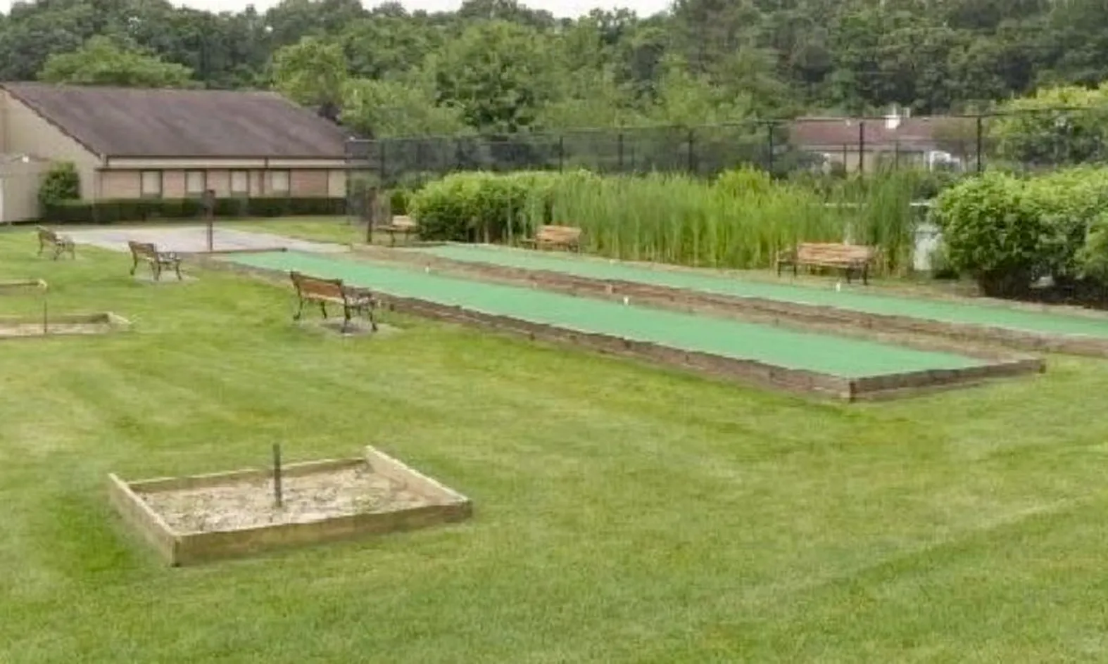 2 Bocce Ball Courts & Horseshoe Pits