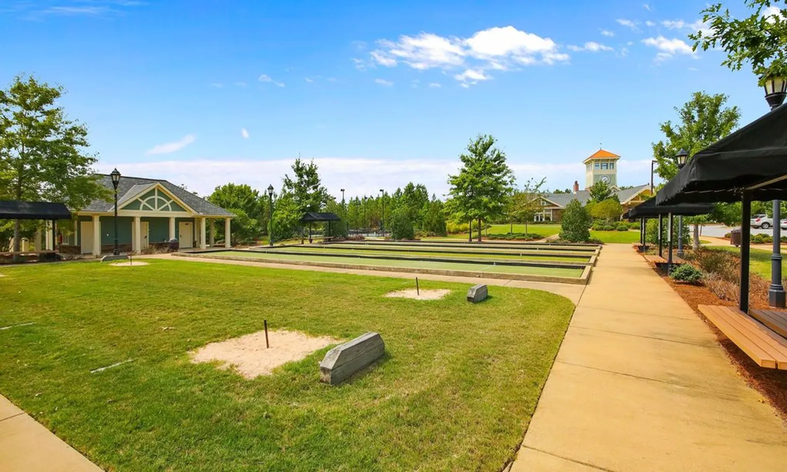 2 Horseshoe Pits