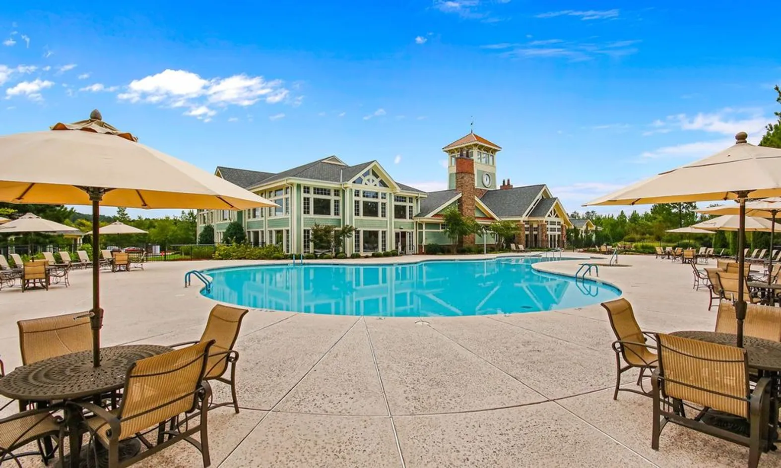 Outdoor Resort-Style Pool